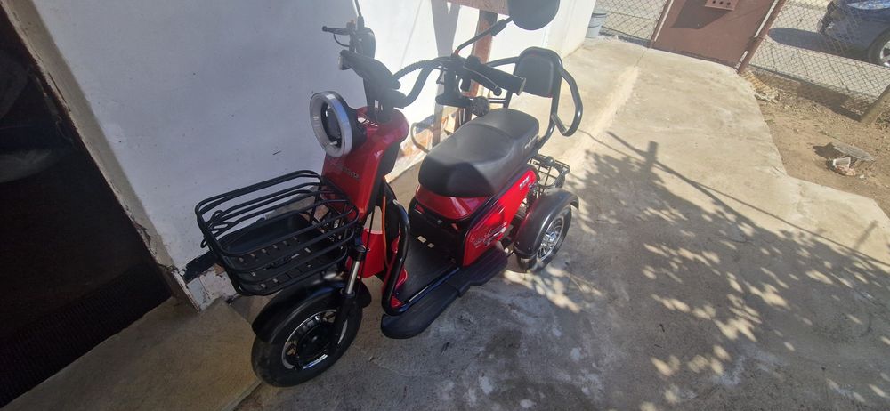 ЧИСНО НОВА Двуместна електрическа триколка MaxMotors Pudding 1800W BLA