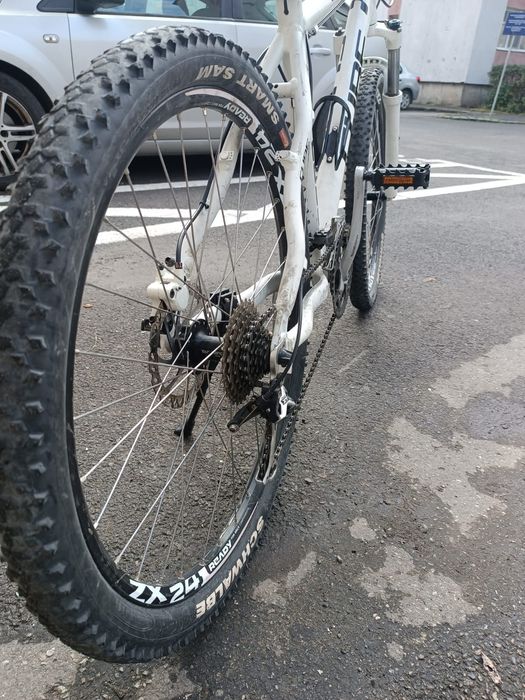Bicicleta Cube alba