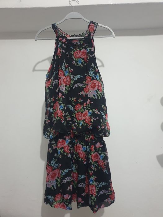 Rochie neagra cu detalii florale
