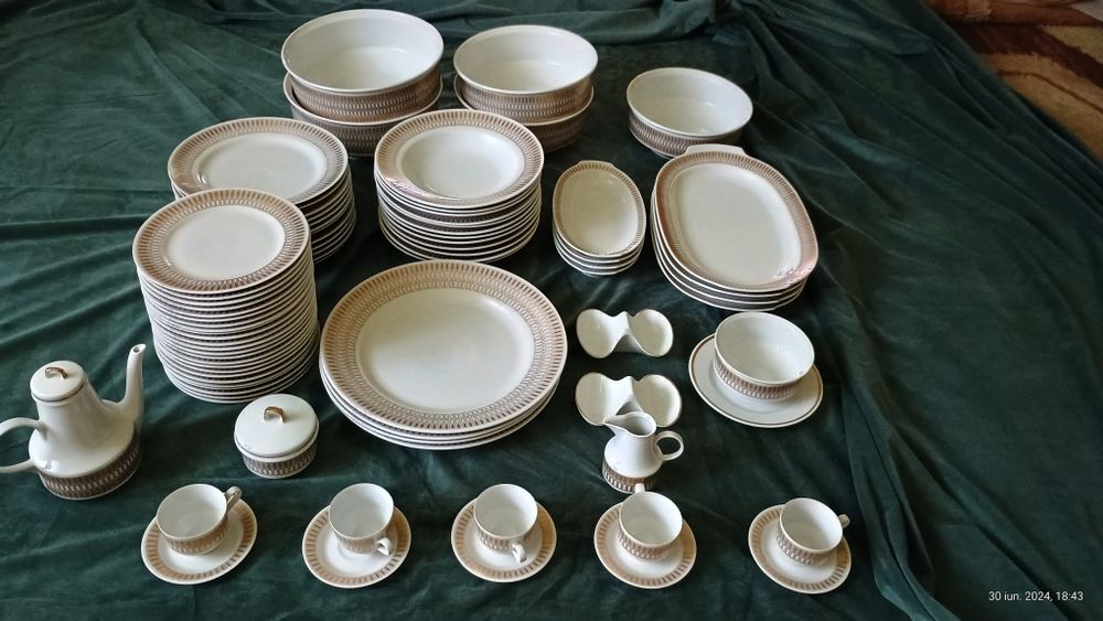 Set serviciu de masa .porțelan cu decor auriu