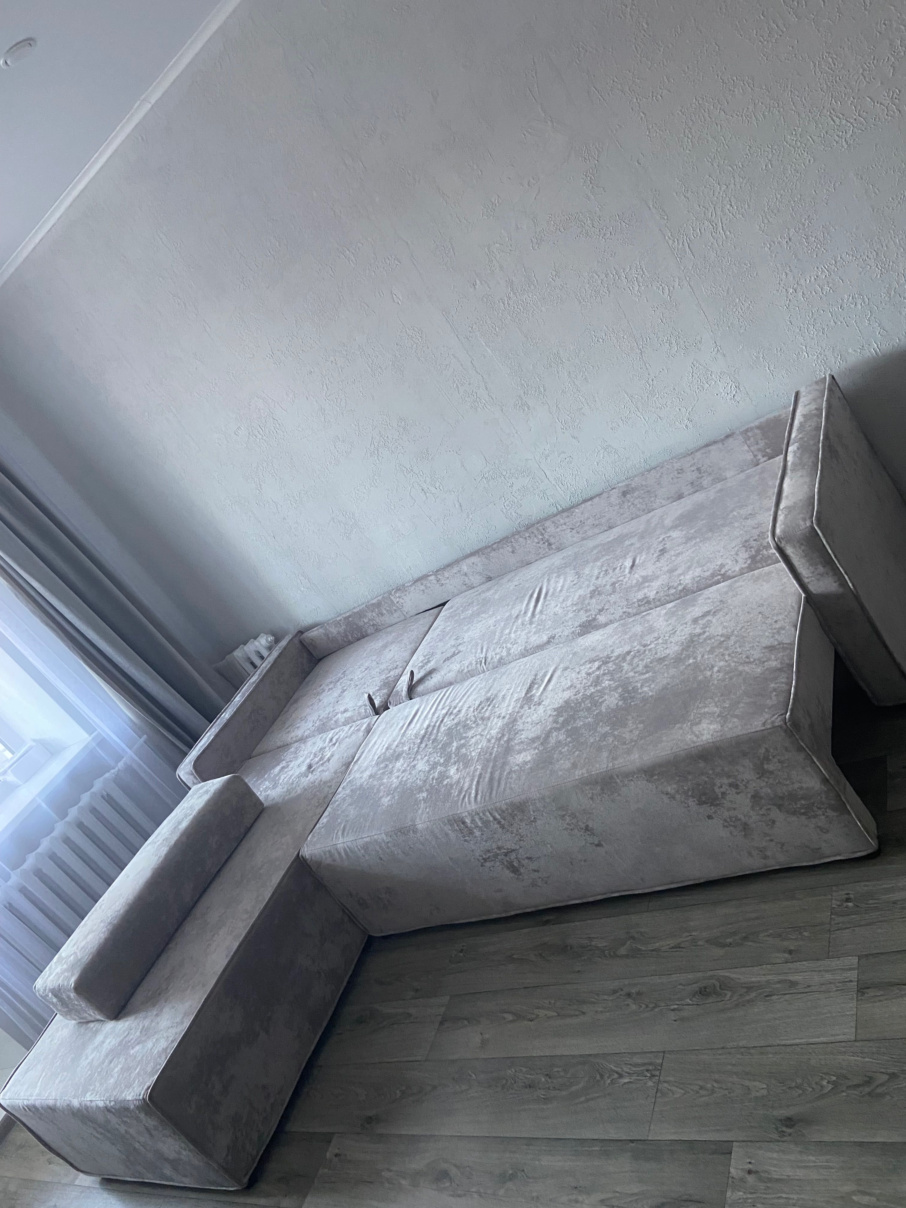 Продаю диван абсолютно новый. Торг