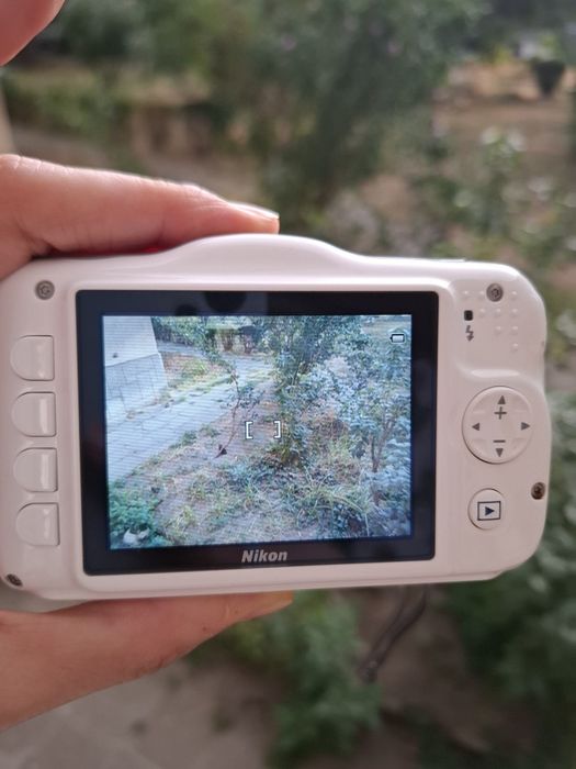 Компактен дигитален фотоапарат Nikon Coolpix S32 ударо и водоустойчив