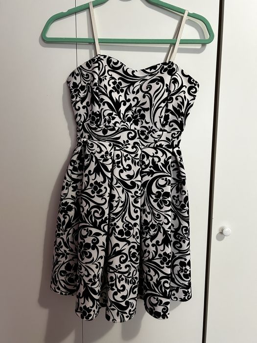 Черно-бяла рокля разкроена