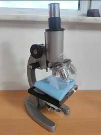 Microscop nou din fonta