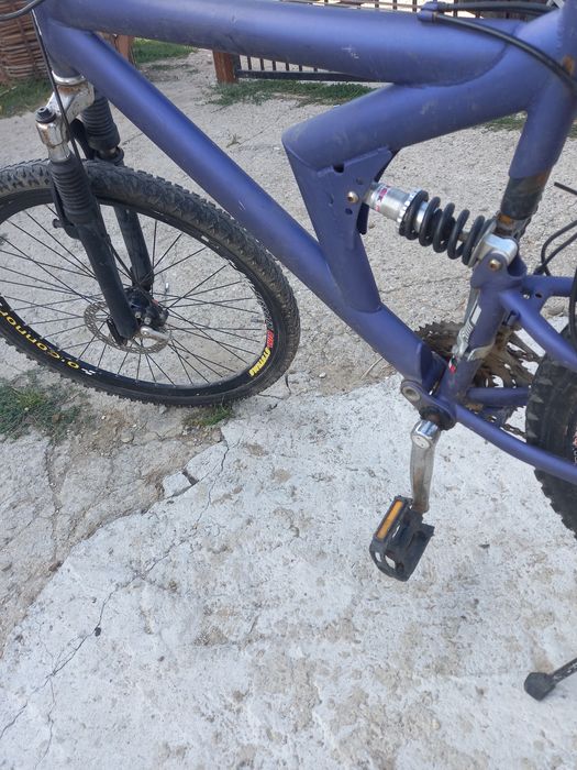 Se vinde motor și o bicicleta pe discuri