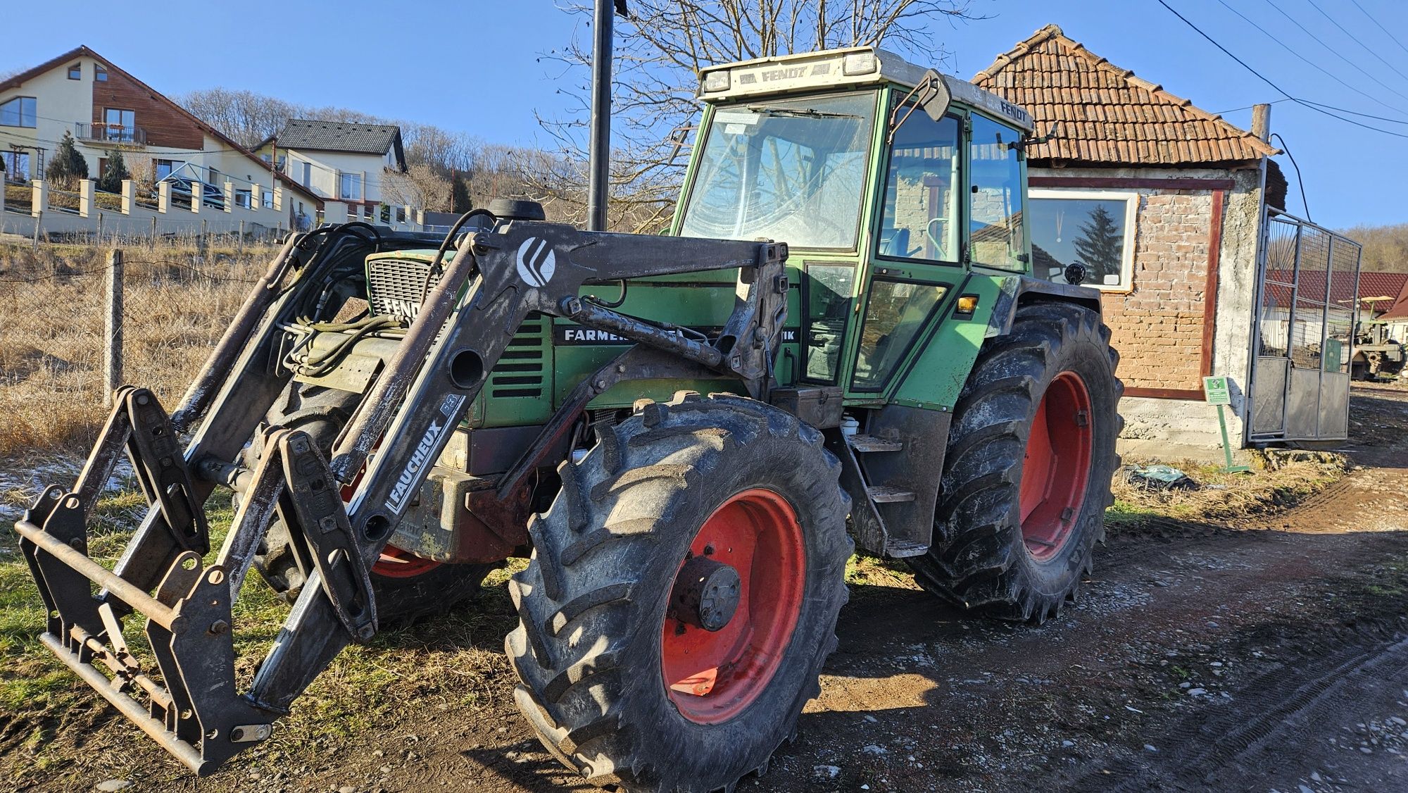 Tractor cu încărcător Fendt 311 LSA