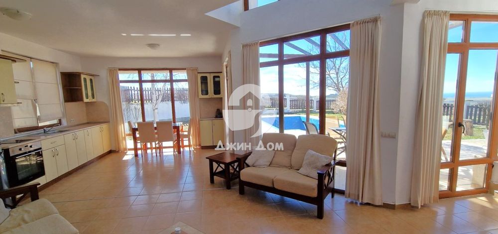 Двуетажна къща с БАСЕЙН и ПАРКОМЯСТО във к-с „Винеярдс Резорт“, Ахелой