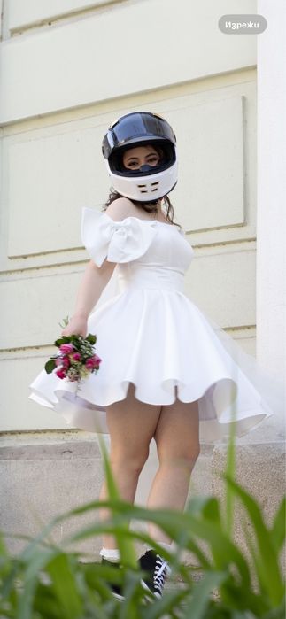 Бяла рокля с панделки