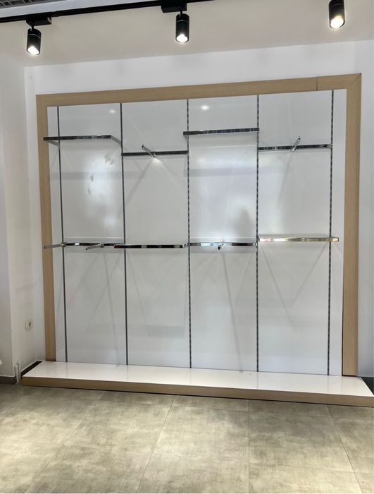 Rafturi magazin este disponibil pentru un magazin de 80 - 100 mp