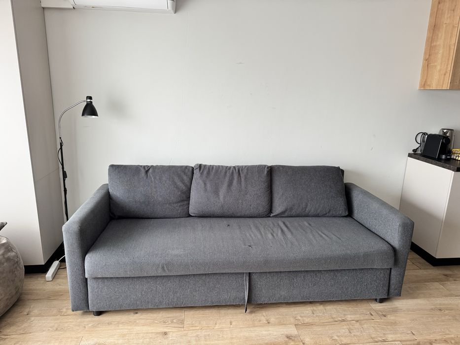 Vand canapea extensibila cu 3 locuri (tapiterie arsa putin)