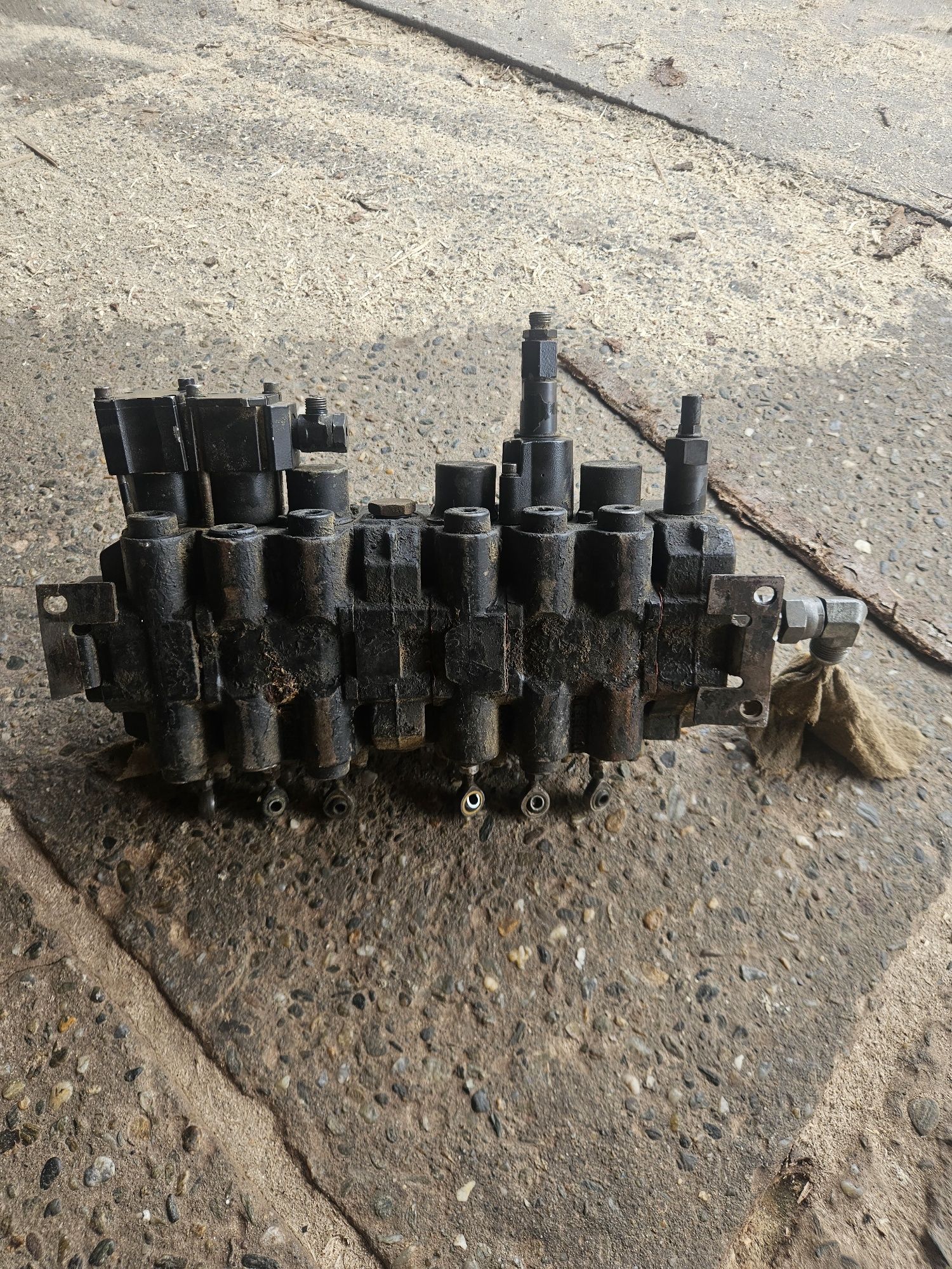 Distribuitor macara loglift 135z