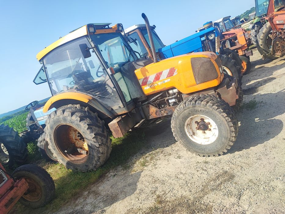 Dezmembrez tractor Renault Ergos