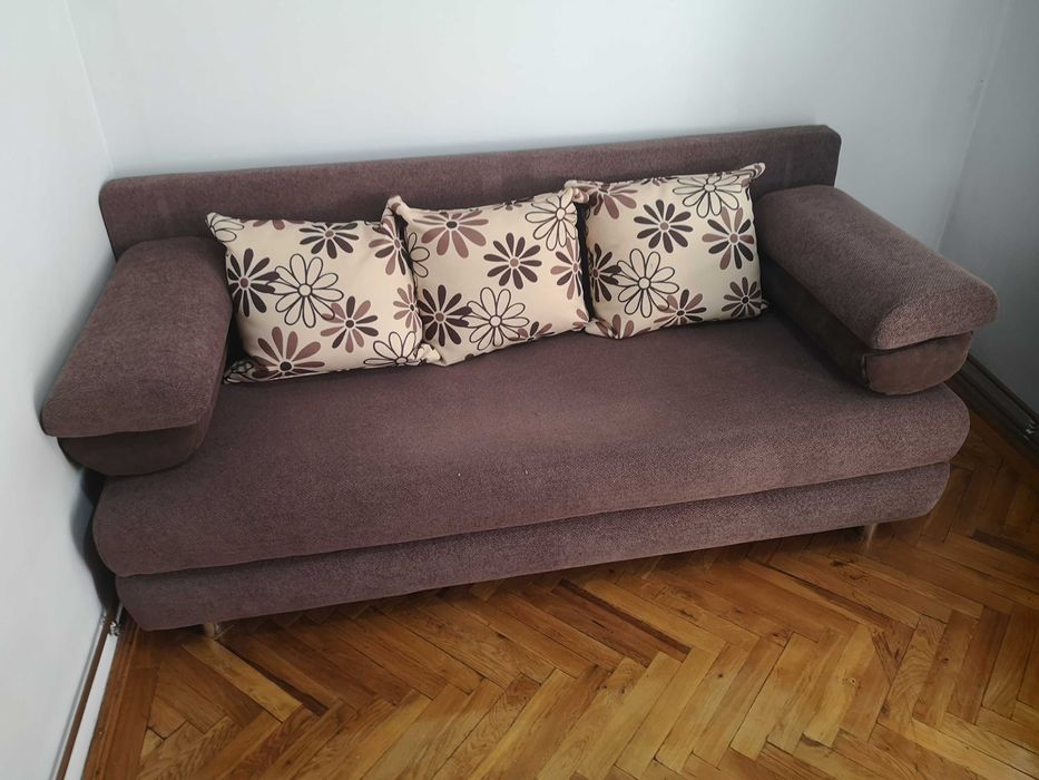 Canapea extensibila  cu 7 perne si lada depozitare