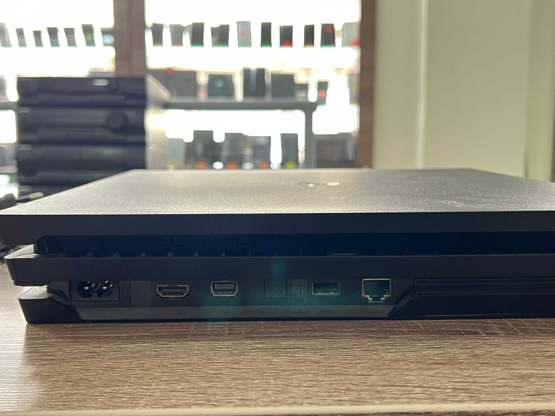 Продавам PlayStation 4 Pro 1T / 2 джойстика