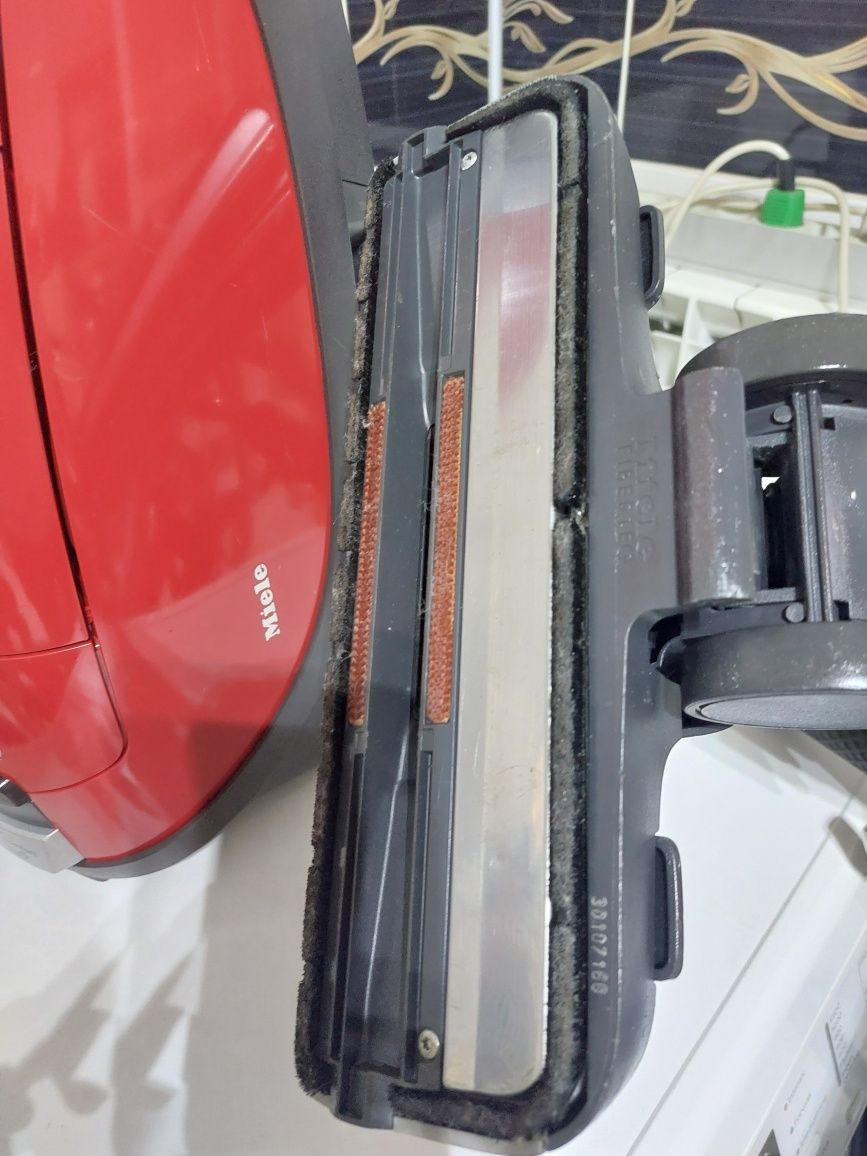 Прахосмукачка Miele Complete C3 Powerline 

Работи перфектно. Супер з