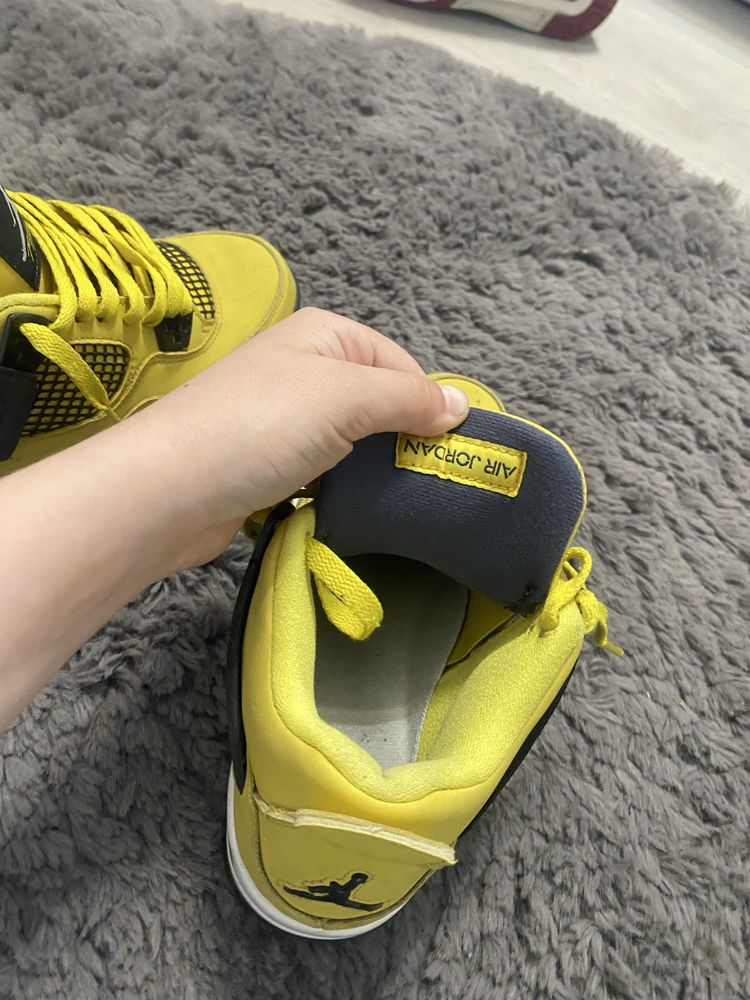 Jordan 4 yellow lightning si red thunder urgent!!!