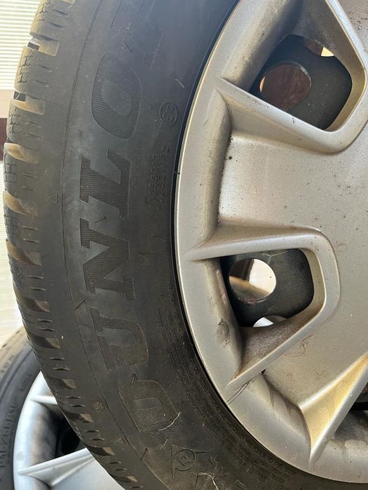 Cauciucuri Dunlop aproape noi cu jante si capace originale Volvo