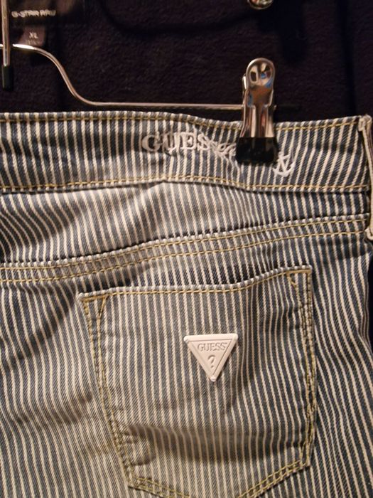 Blugi Guess cu lungime albastru si alb