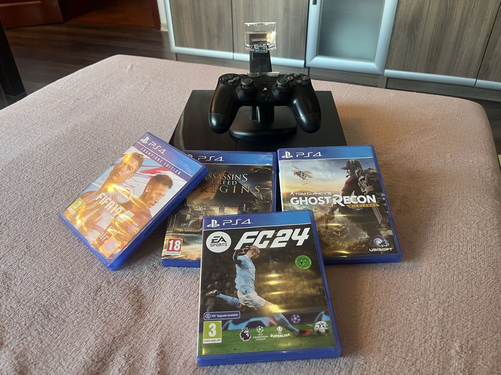 Play Station 4 + 4 игри