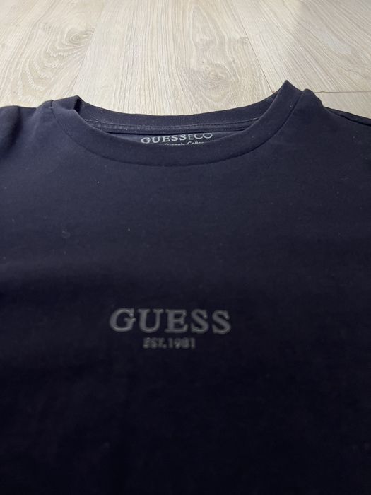 Vand tricou Guess albastru inchis marimea S in stare impecabila