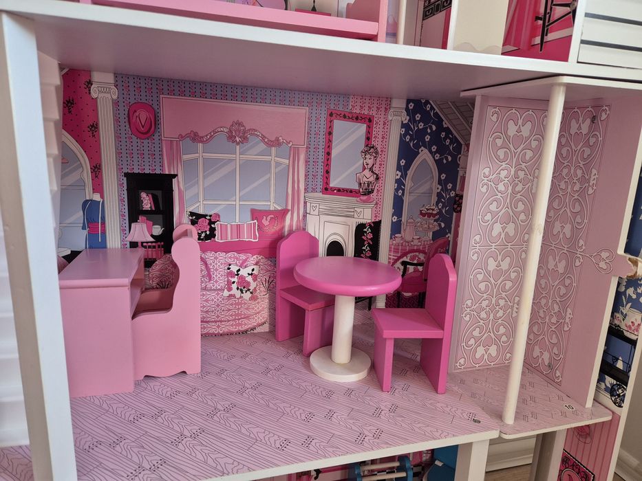 Casuta din lemn pentru papusi