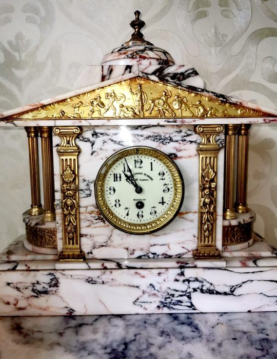 Антикватен мраморен часовник за камина от 3 части ,бял мрамор и бронз