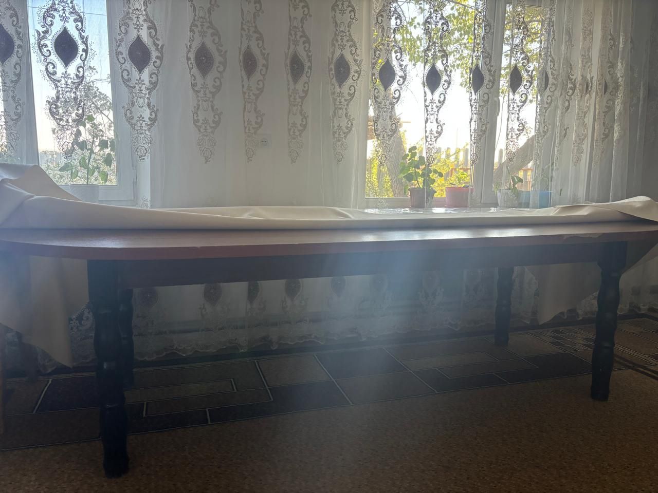 Большой стол для гостей