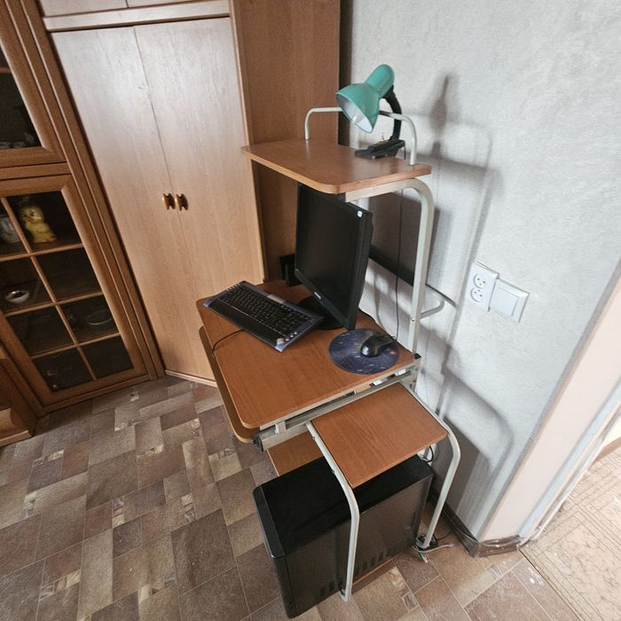 Компьютерный стол и компьютер