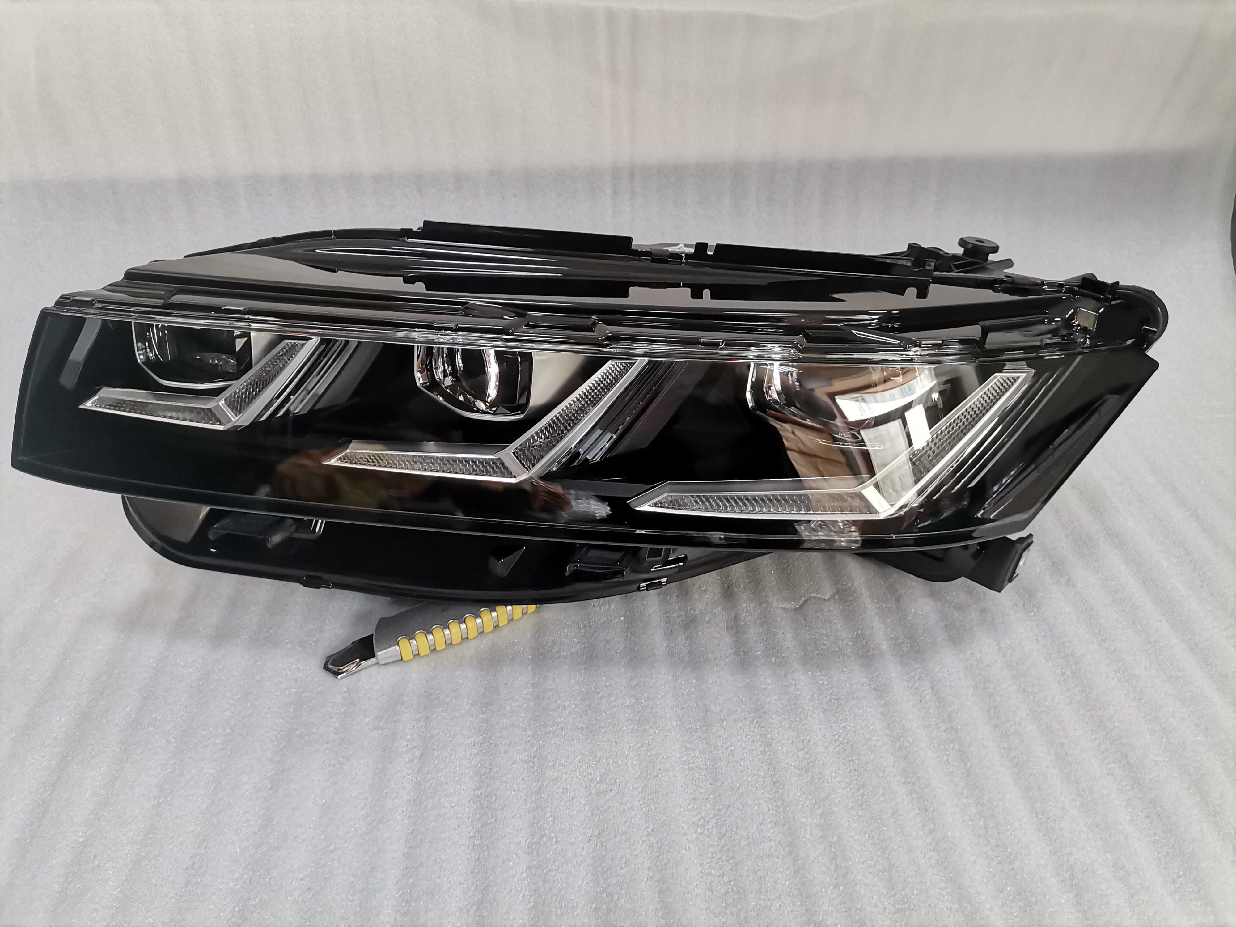 761/941081F Нов Оригинален IQ Light Ляв Фар VW Touareg III 3