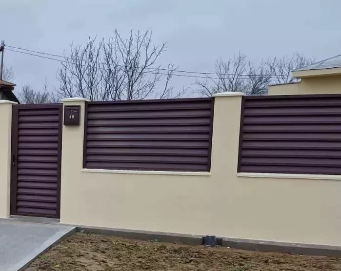 Construim la comanda dvs. garduri si porti din:
- panouri stil jaluzea