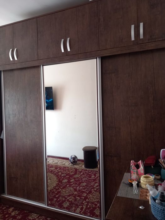 Спальный гарнитур.кровать ,две тумбы и трюио.