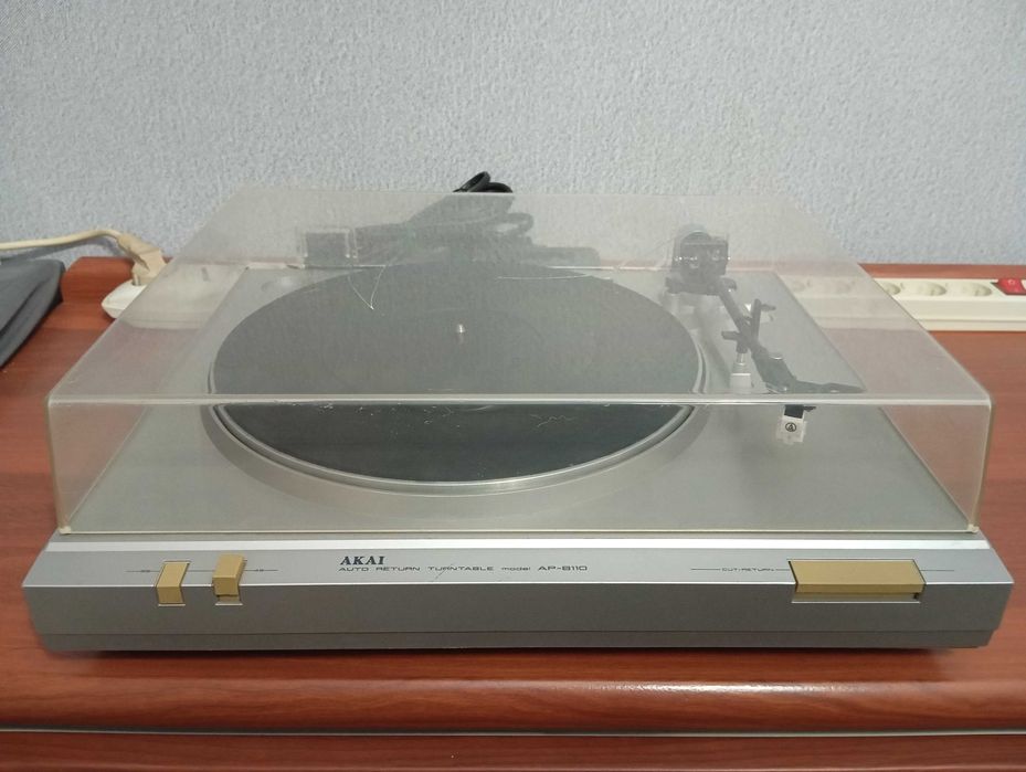 Продам проигрыватель винил дисков AKAI .