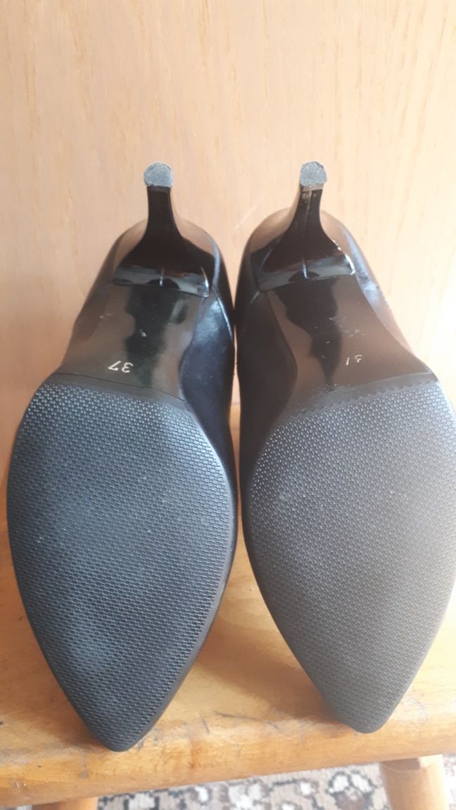 Ghete din piele   nr 37 culoare negru 150 ron