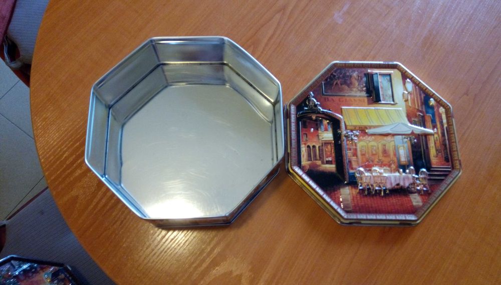 Метална кутия за бисквити  с картини на Виктор Швайко - Viktor Shvaiko