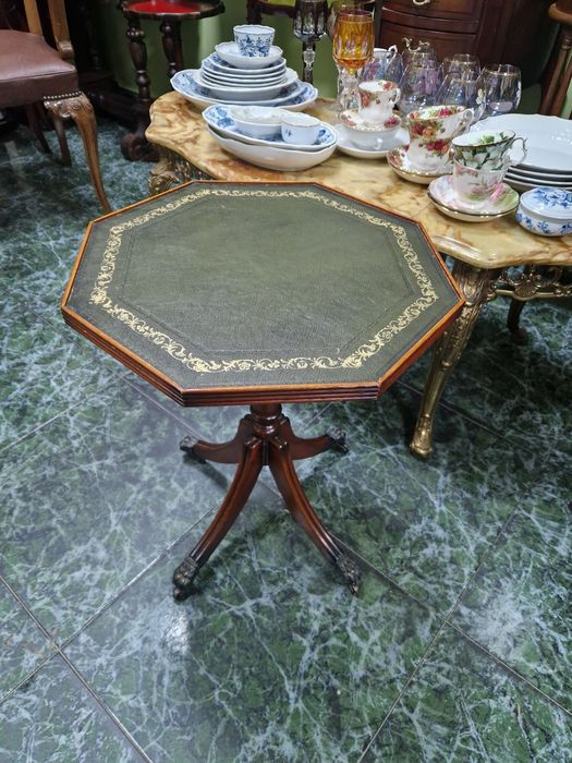 Уникална антикварна английска дървена масичка