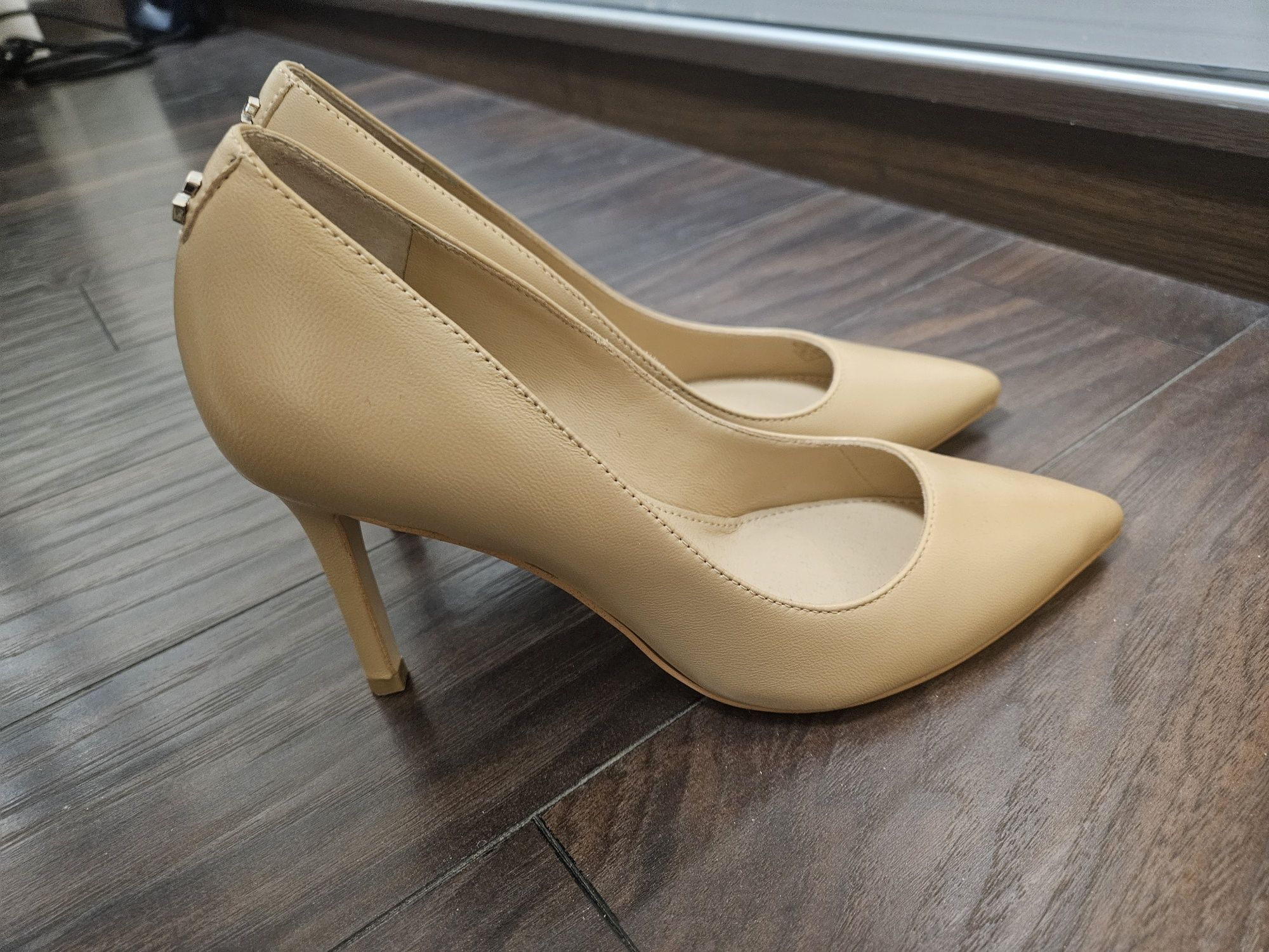 Класическа обувка на ток GUESS