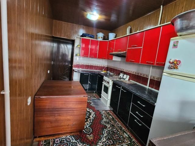 Гор. Ангрен.Продаётся 3х комнат квартира, в кирпич.доме в 5/1а