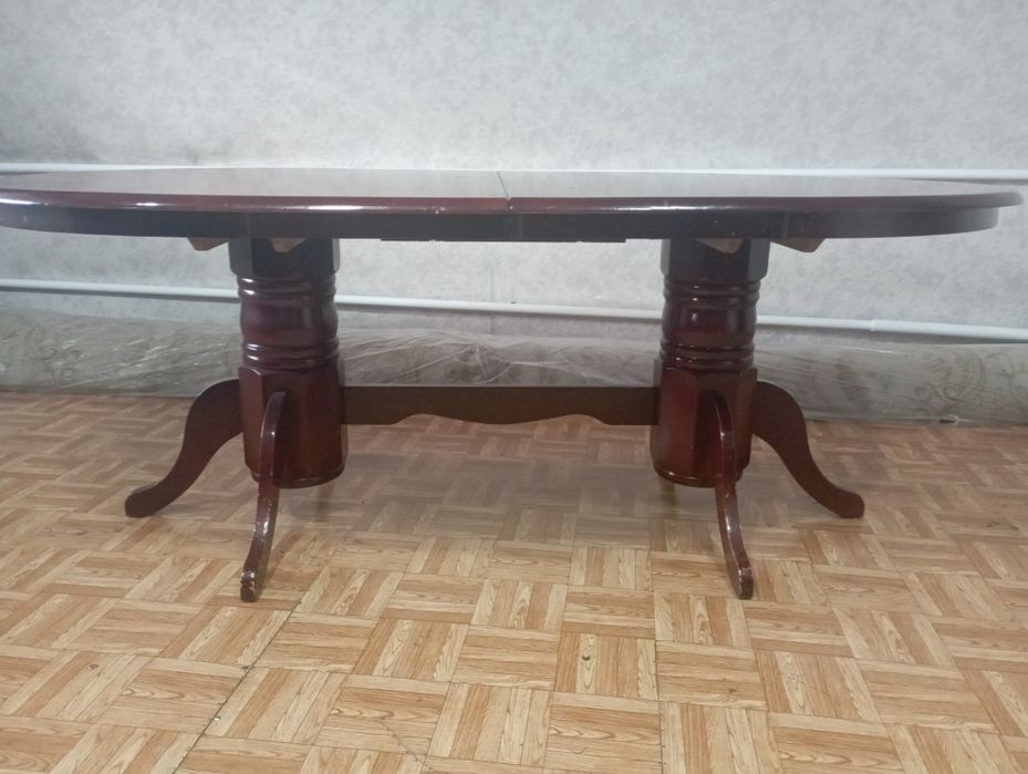 Стол для гостинной