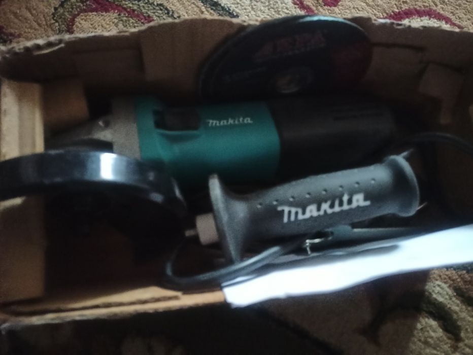 Срочно болгарка Макита