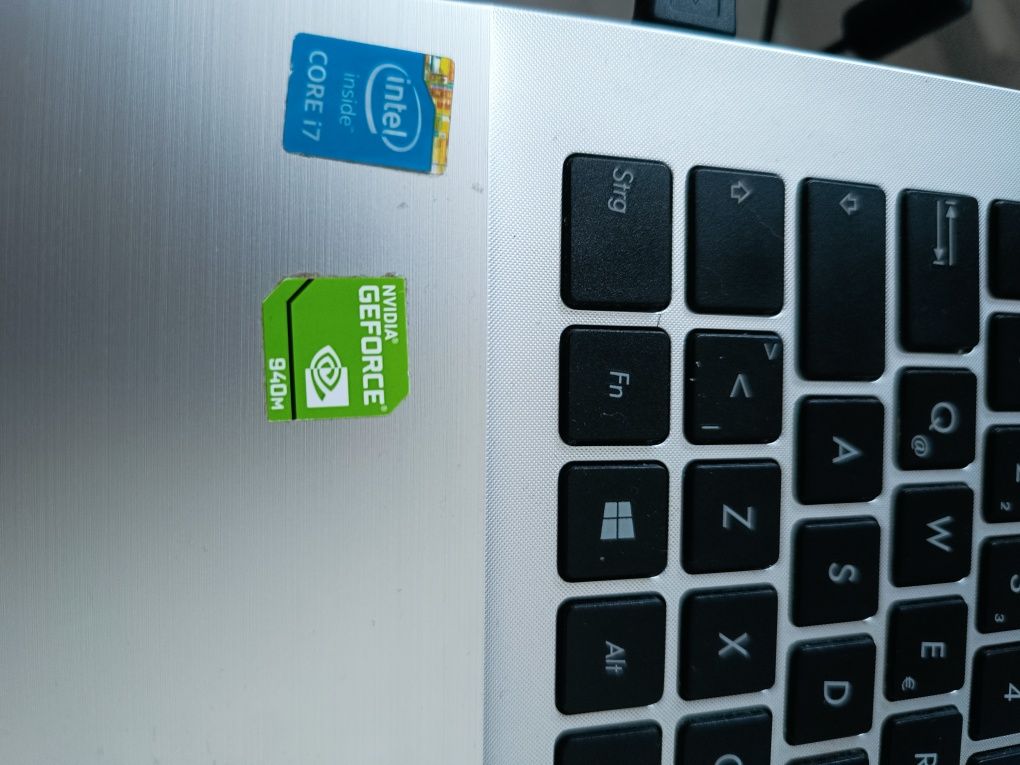 Laptop Asus i7 , Nvidia 940m și 8gb ram