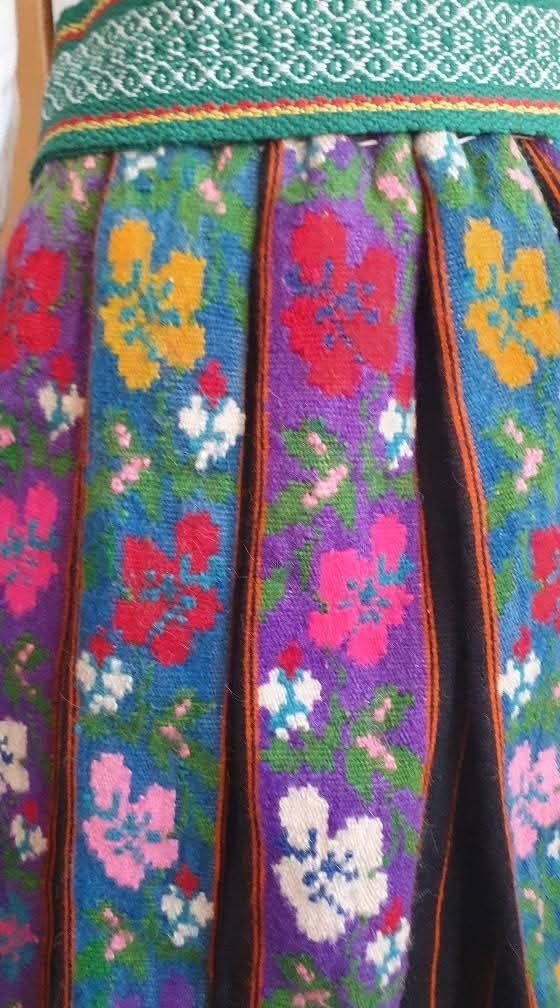 Costum popular (ie/ camasa, valnic/fota/catrinta/opreg)