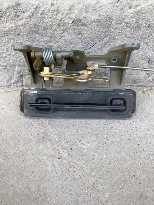 Ауди 100 А6 С4 кузов универсал. Задний багаж ручка.