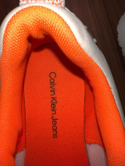 Adidas de culoare argintiu cu portocaliu