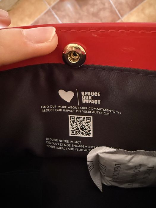 Оригинален несесер за гримове Yves Saint Laurent Red Glossy Pouch