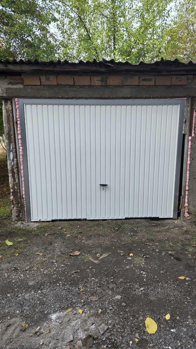 Махова гаражна врата