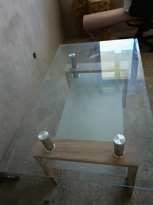 Холна маса от стъкло и дърво