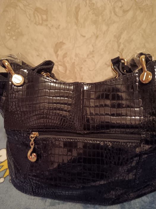 Продам сумку лазер-кожа черную, новую, лёгкую и удобную