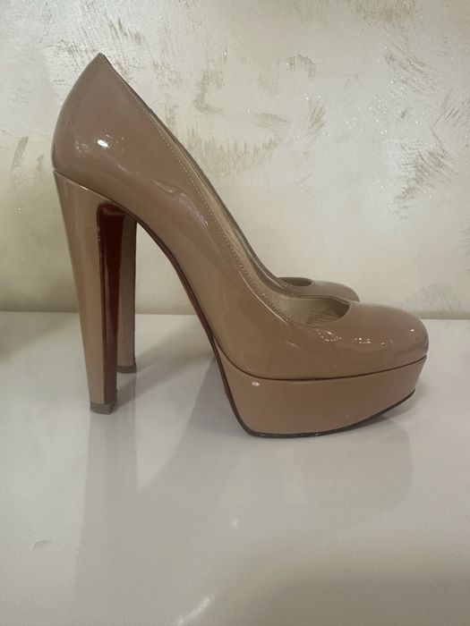 Елегантни класически обувки Christian Louboutin