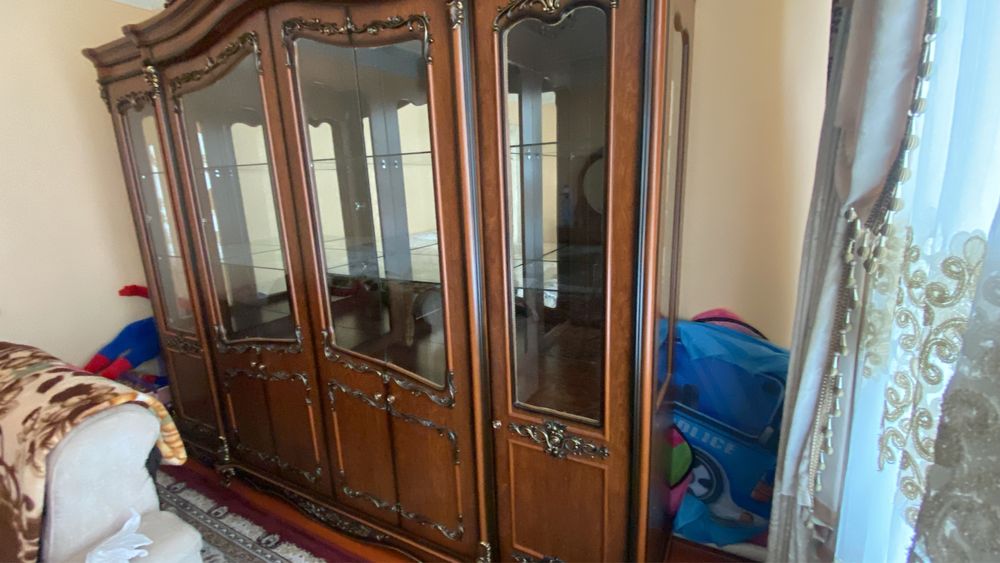 Mebel stenka sotiladi