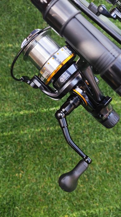 Set 4 Lansete 3,90m+4 Mulinete Long Cast cu Baitrunner+Rod Pod Echipat